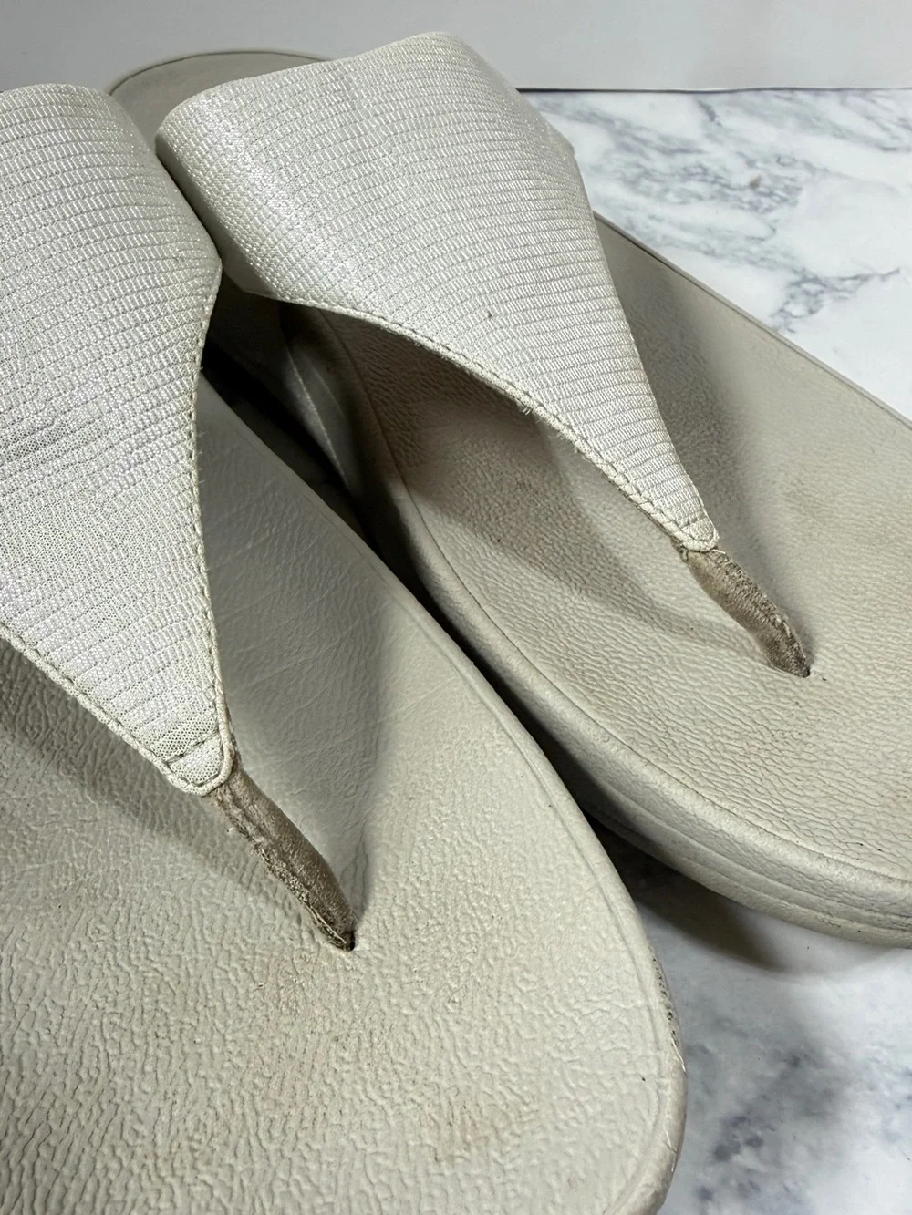 Fitflop Lulu sliver white metallic reptile shimmer thing sandals size 10